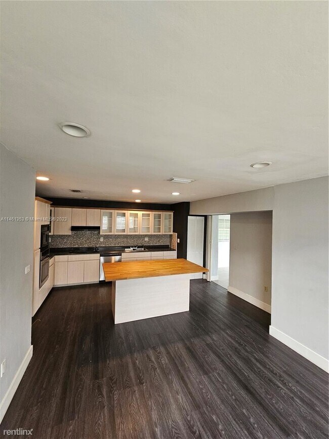 Foto del edificio - 4 br, 2 bath House - 3216 SW 23rd Ter # 2