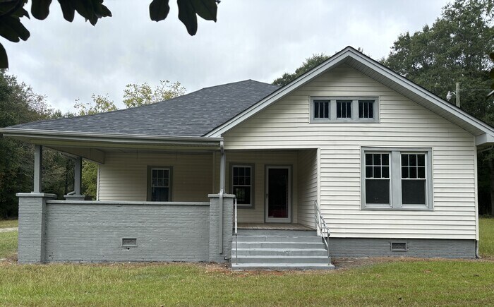 Primary Photo - 3 bedroom 2 bathroom renovated house