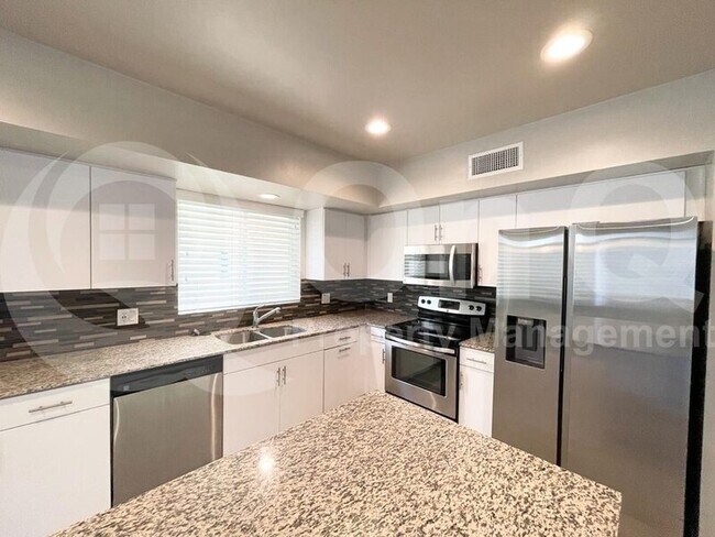 Building Photo - 833 E Park Modern Dr