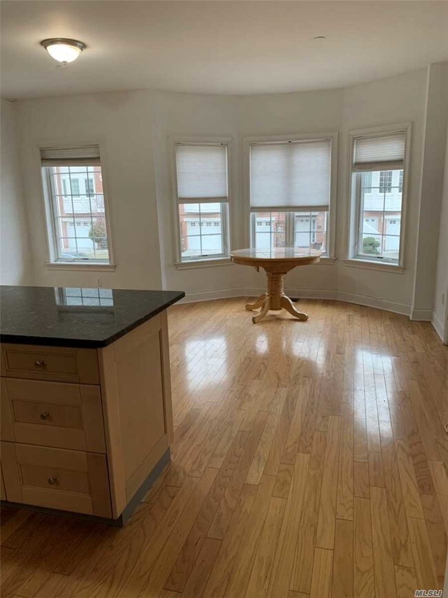 Foto del edificio - 344 Soundview Ln