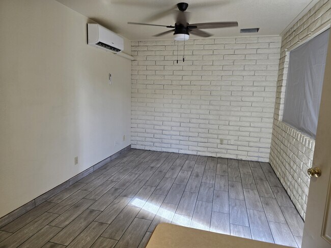 Foto del edificio - 880 W America St