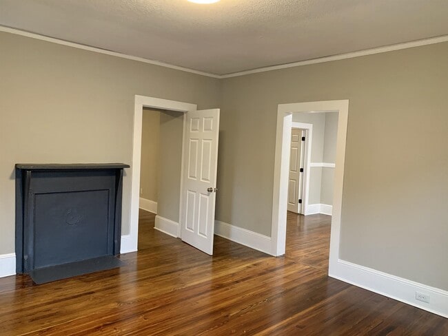 Building Photo - 6 W 5th St