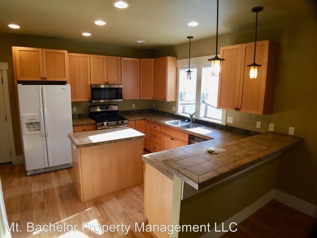 Building Photo - 4 br, 3 bath Apartment - 964 SW Hill st