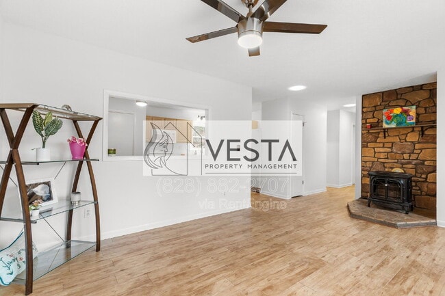 Building Photo - 220 Meredith Lp