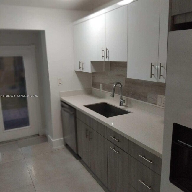 Foto del edificio - 1565 NE 48th St