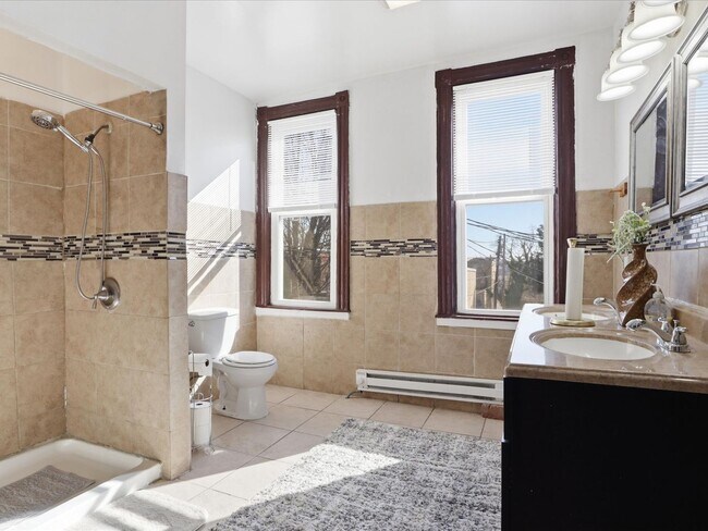 Building Photo - Charming Spacious Baltimore Rowhome