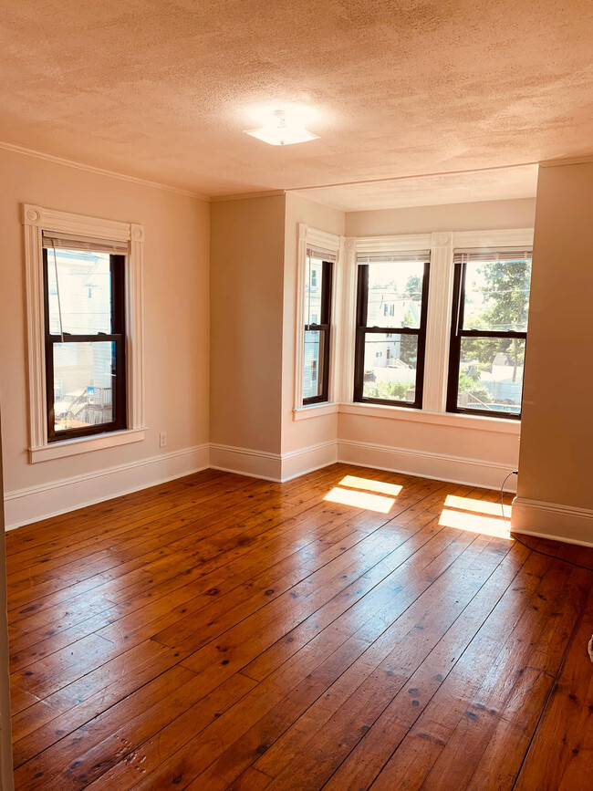 Family Room - 390 Cedar St