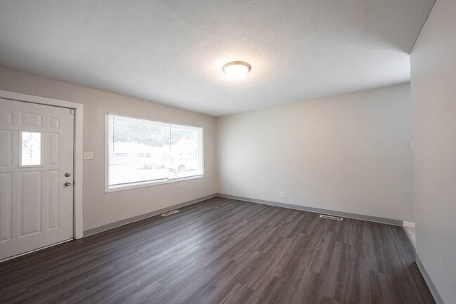 Foto del edificio - "Charming 3-Bed, 2-Bath Retreat in Indiana...