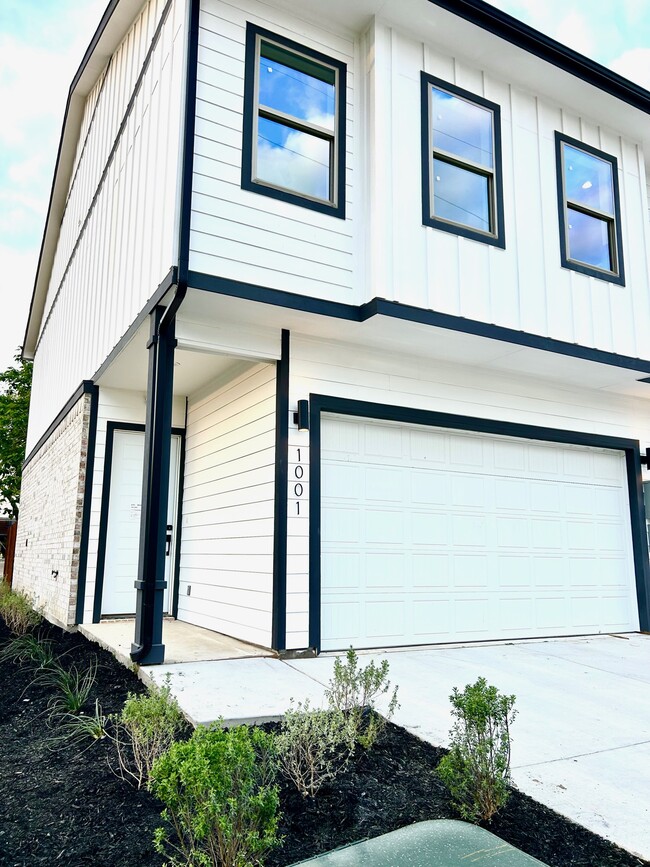Building Photo - 1706 J Ave