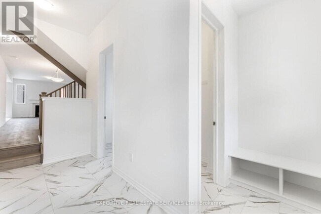 Photo du bâtiment - 304 Starflower Pl