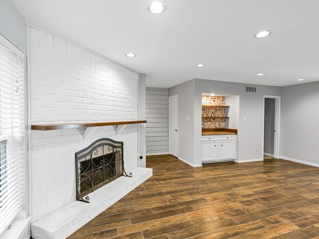 Building Photo - 2568 Bering Dr