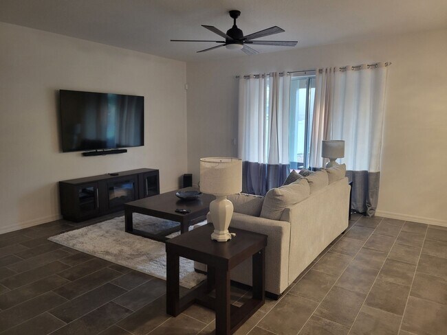 Building Photo - Spacious 4-bedroom/2.5-bathroom house (inc...