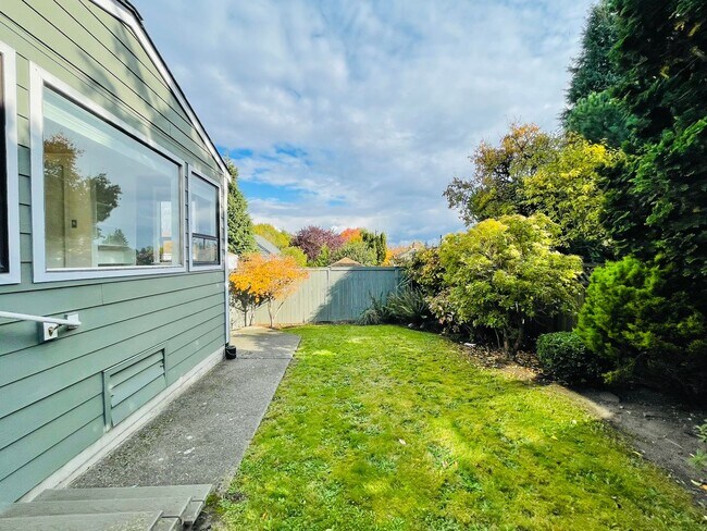 Foto del edificio - Spacious Ballard House with Fully Enclosed...