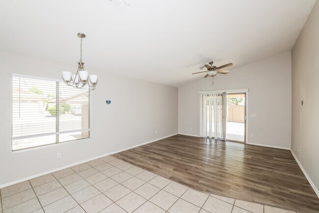 Foto del edificio - 11335 W Crestbrook Dr