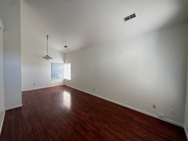 Foto del edificio - 4 bed | 2.5 bath | 1712 SF | 2 Car Garage | Two Story | Tenant pays $175 monthly for WS&G