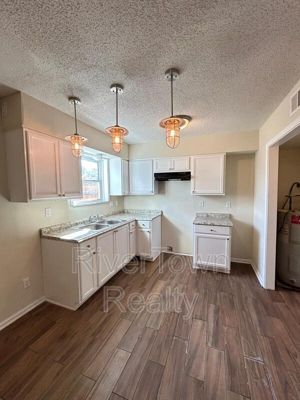 Photo - 984 University St House