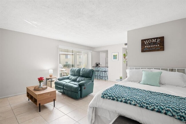 Building Photo - 4215 E Bay Dr