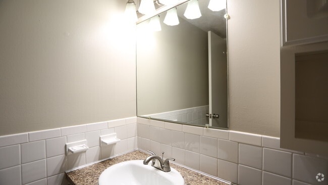 Bathroom - 1BR, 1BA - 722 SF - 1S - Coppertree Apartments