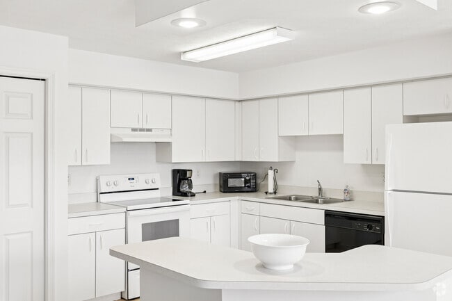 1BR, 1BA - 946SF - Kitchen - St. Lucie Oaks