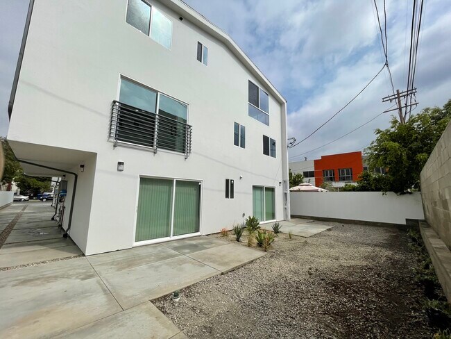 Building Photo - 1119 N Berendo St