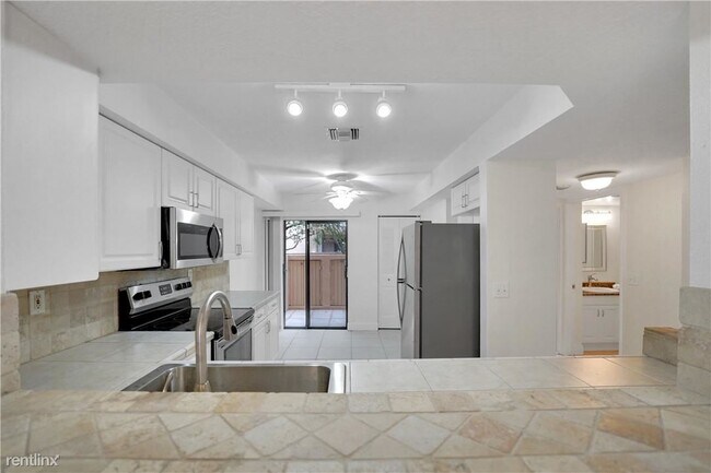 Building Photo - 3 br, 2.5 bath Condo - 5201 NE 14th Ter Apt 2