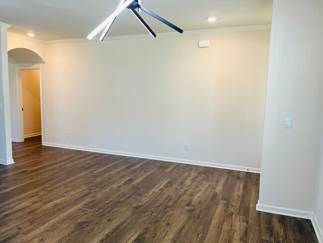 Foto del edificio - WOW! 5 bedrooms, 4.5 baths with a guest bedroom and full bath on the main floor. Must see!