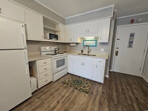 Building Photo - 401 N Hillside Dr