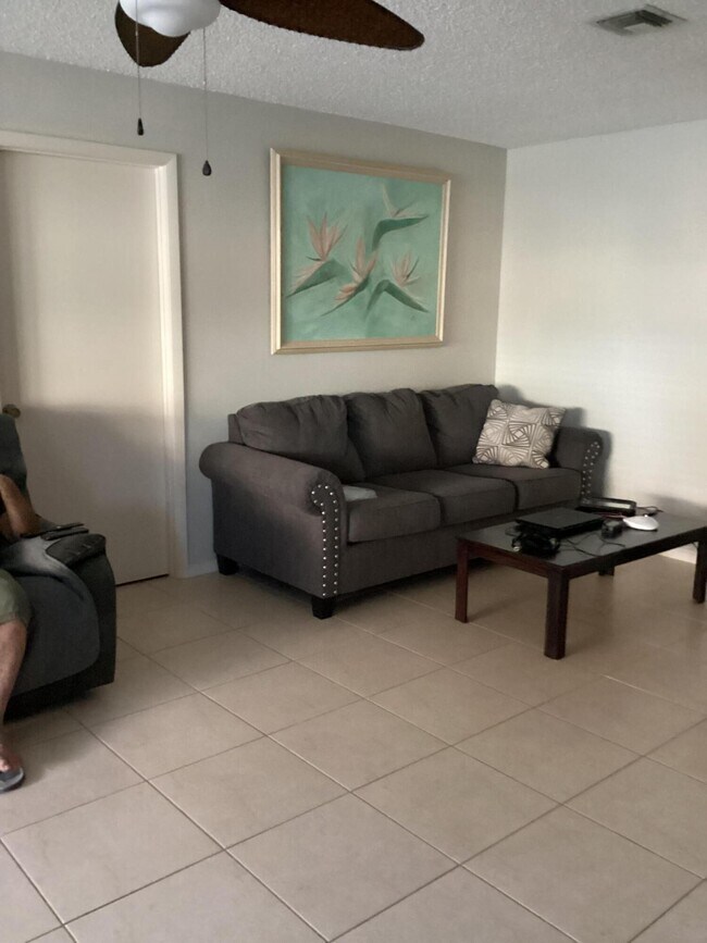 Foto del edificio - 1225 S Lakes End Dr