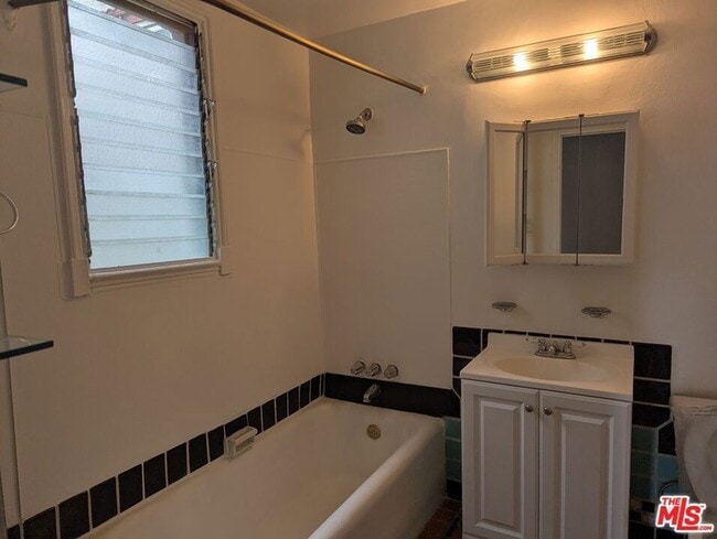 Building Photo - 634 S Gramercy Pl