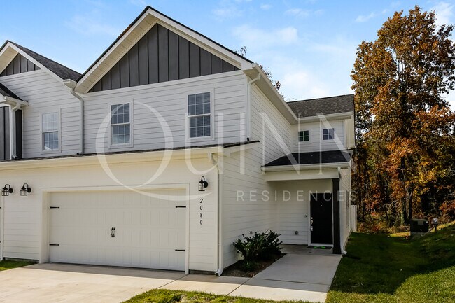 Building Photo - 2136 Miramar Circle