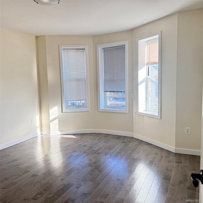 Foto del edificio - 76-19 85th Dr