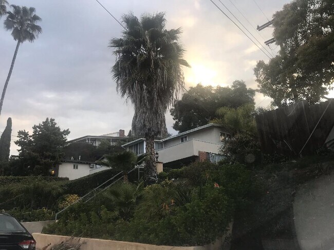 Foto del edificio - 2104 N Verdugo Rd