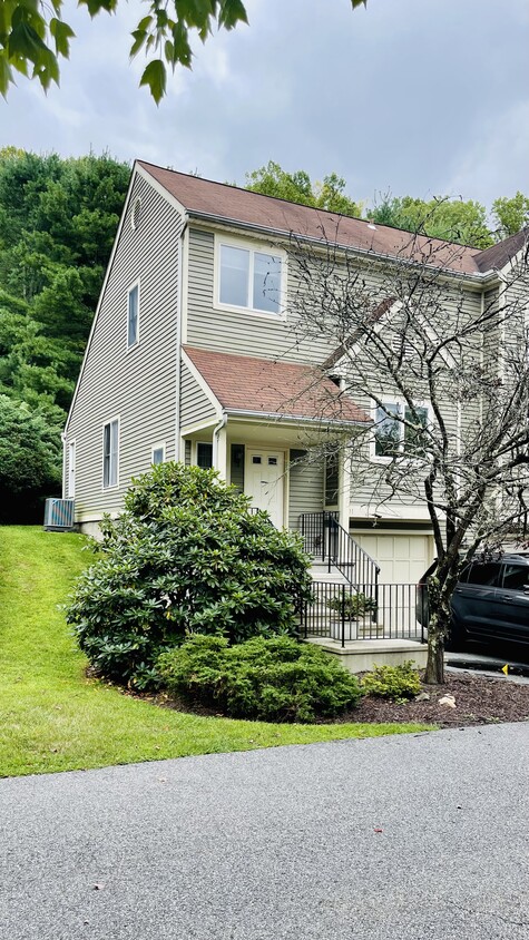 Townhose End Unit - 301 Kensington Way