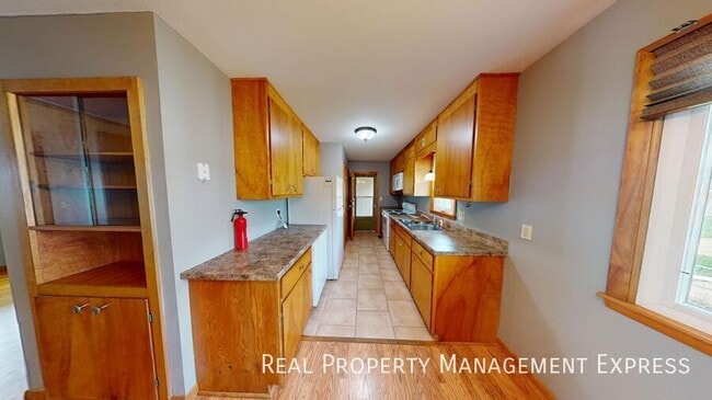 Building Photo - 2200 W 39th St