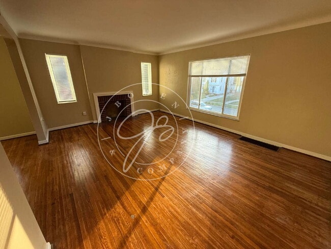 Building Photo - 2 bed duplex ready for you to call home! W...