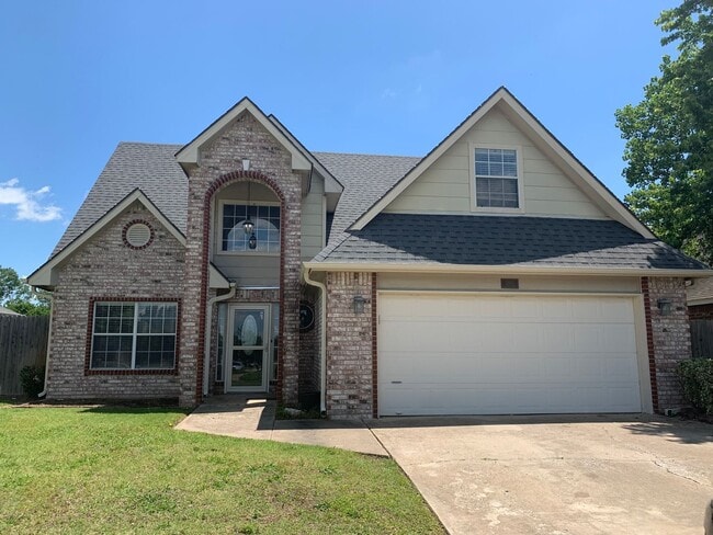 Building Photo - Spacious 4-bedroom home offers an easy com...