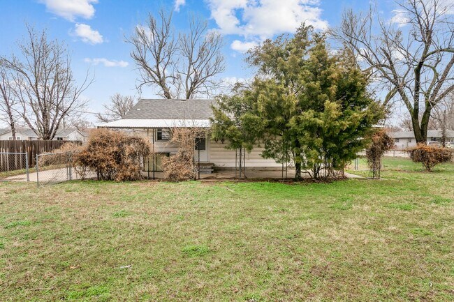 Foto del edificio - Pet Friendly Home with TONS OF YARD!