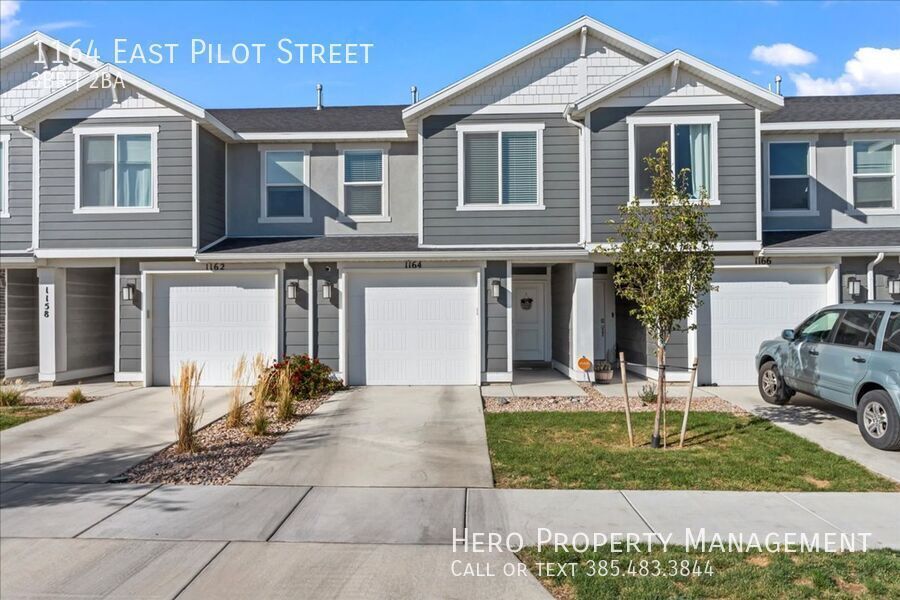 Foto principal - Fantastic Gorgeous Townhome! HALF OFF FIRS...