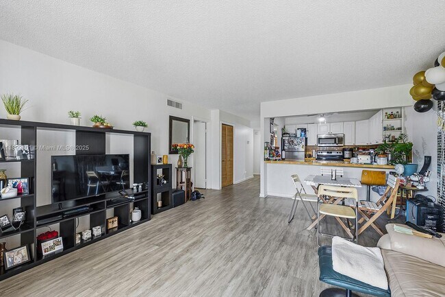 Foto del edificio - 428 Lakeview Dr