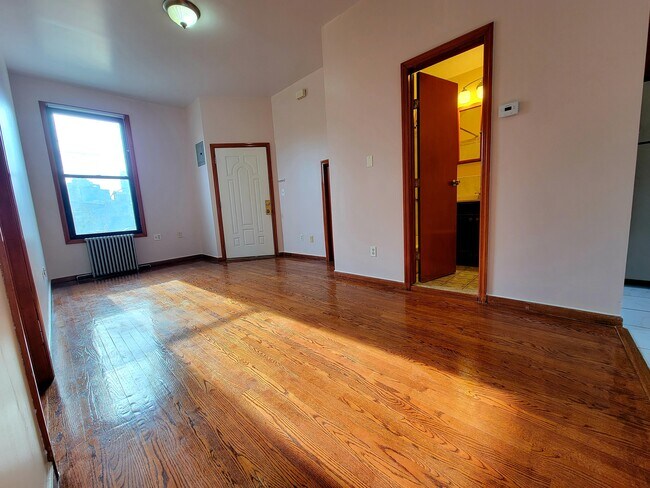 Building Photo - Charming & Bright 2BR/1BA LIC Rental!