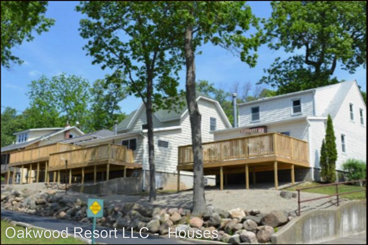 Primary Photo - 5 br, 2 bath House - 660 E Lake View Rd