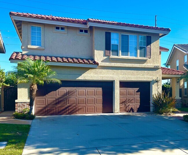 Foto del edificio - Spacious 4-Bedroom/2.5-Bath Home with Char...