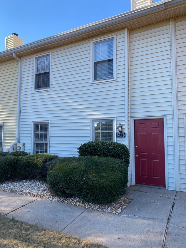 Primary Photo - NEW LISTING - Updated Townhome Available f...