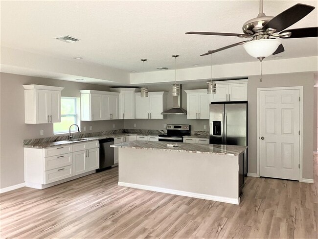 Building Photo - BEAUTIFUL! 2000 sq ft 3BR/2BA Home For Rent!