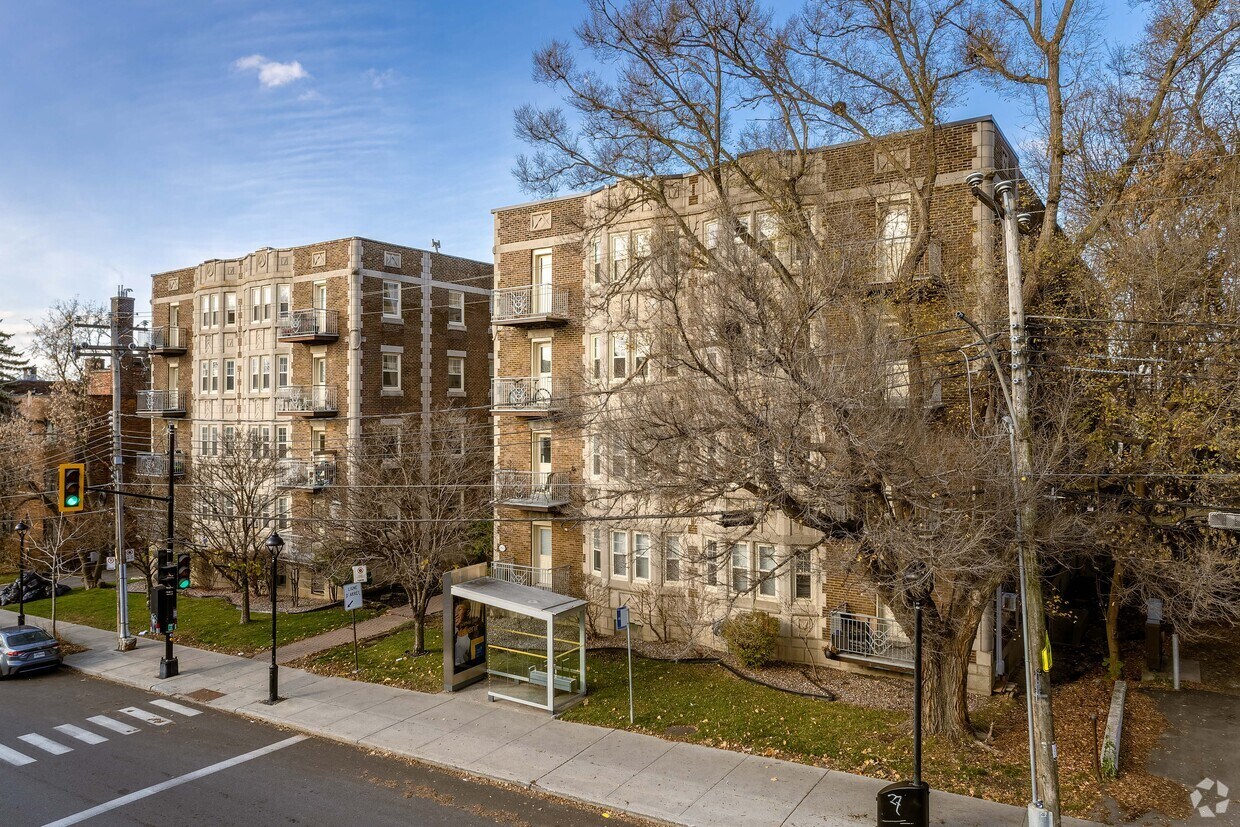 Building Photo - 5145 Ch De La Côte-Saint-Luc