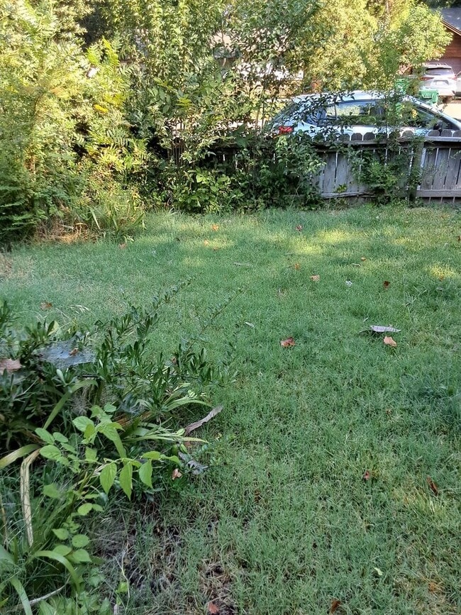 Building Photo - 2 bd 1 ba with off-street parking