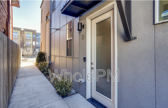 Building Photo - 2331 Glenarm Pl