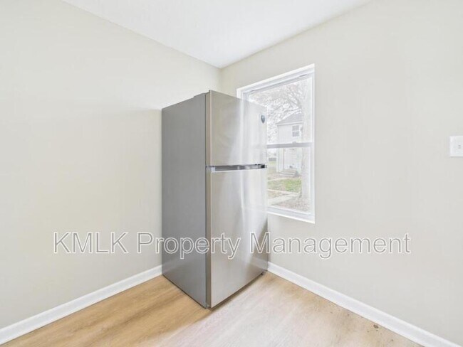 Foto del edificio - 9042 Maple Grove Rd