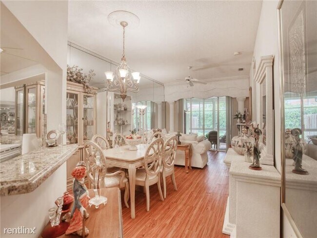 Building Photo - 10294 Lombardy Dr