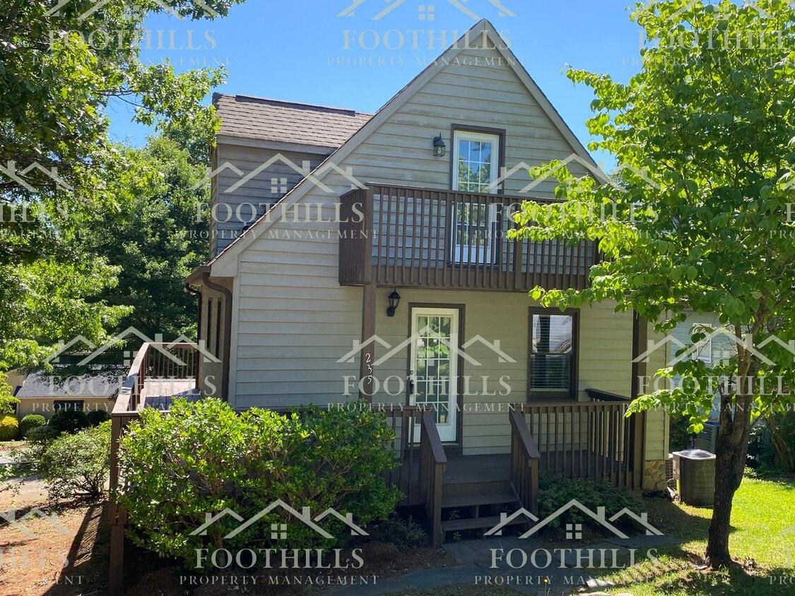 Primary Photo - 3 bedroom, 3 bath home with Lake Hartwell ...